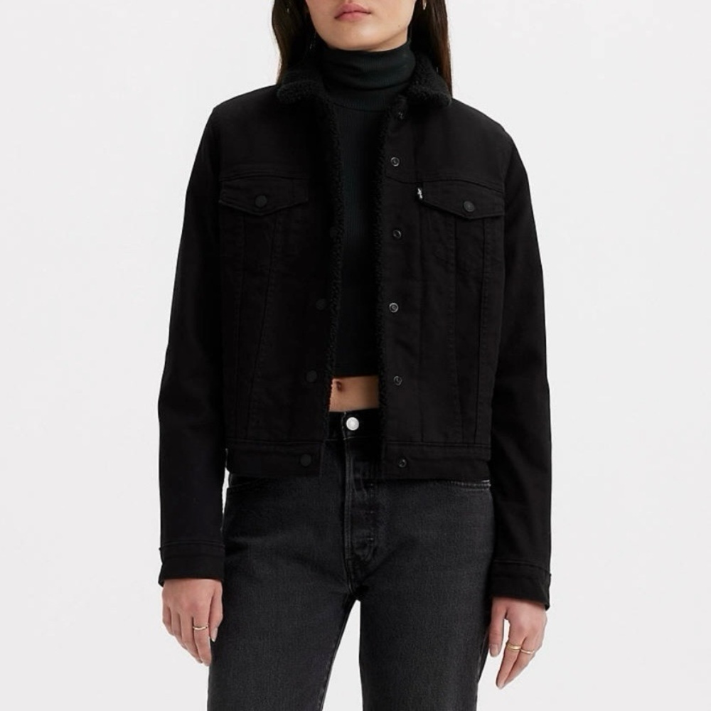 Levi’s Original sherpa trucker jacket. 🖤